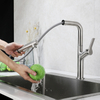 Nuevos grifos de cocina de acero inoxidable montados en cubierta de estilo moderno con rociador extraíble Mezclador de cocina cepillado